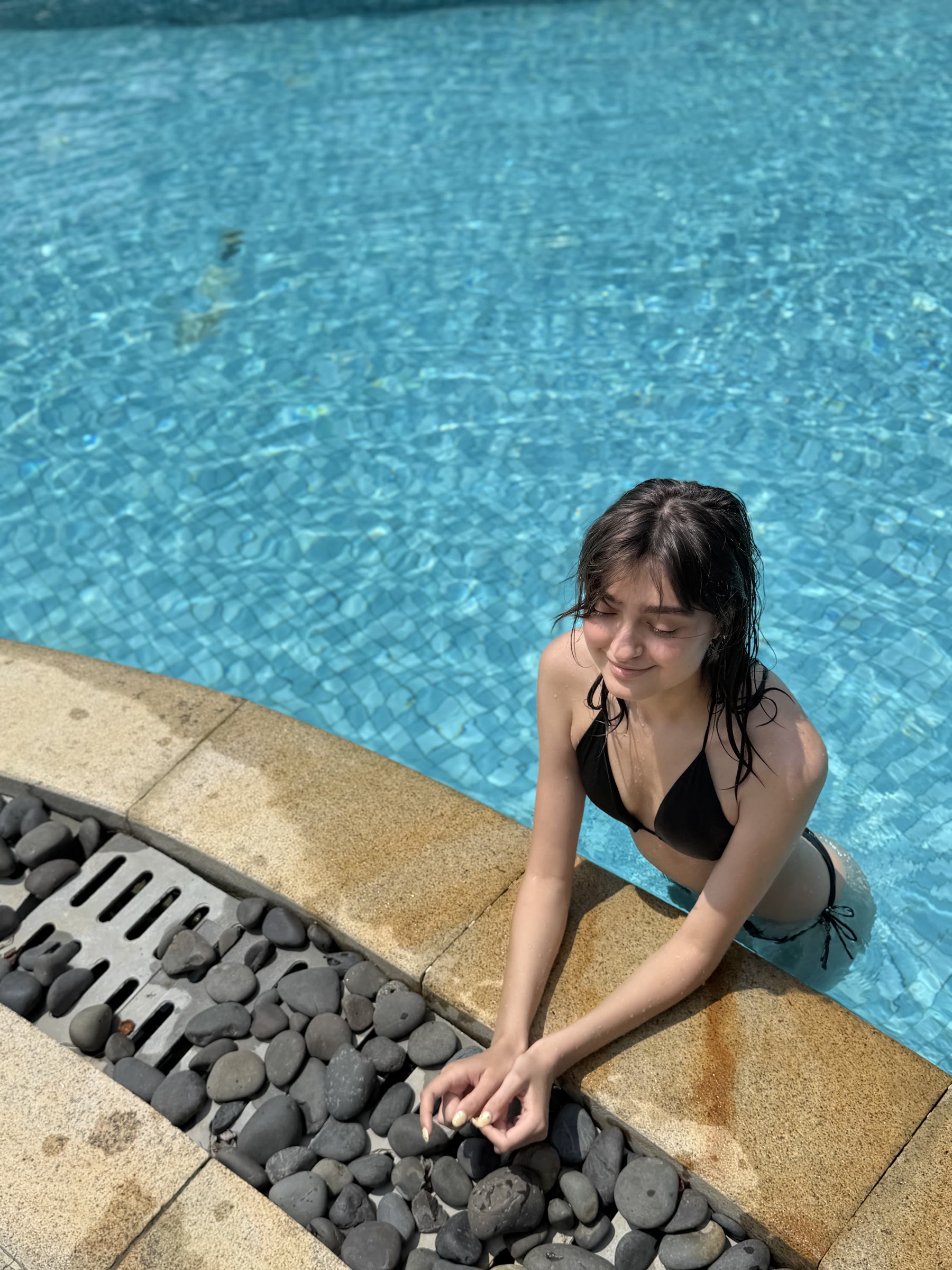 Relaxing at the edge of the pool